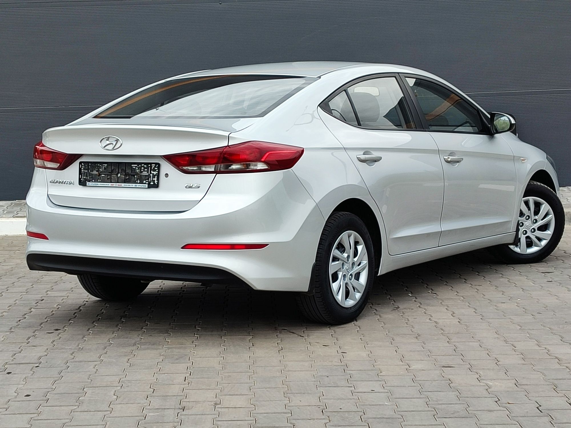 Продам Hyundai Elantra 2017г. Официальный 1.6л Бенз.