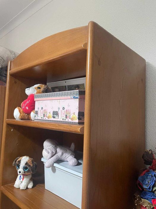 Cómoda de gavetas com prateleiras alteráveis