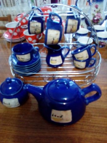 Продам чайные сервизы - синий с корзиной, в красный горох и кофейный.