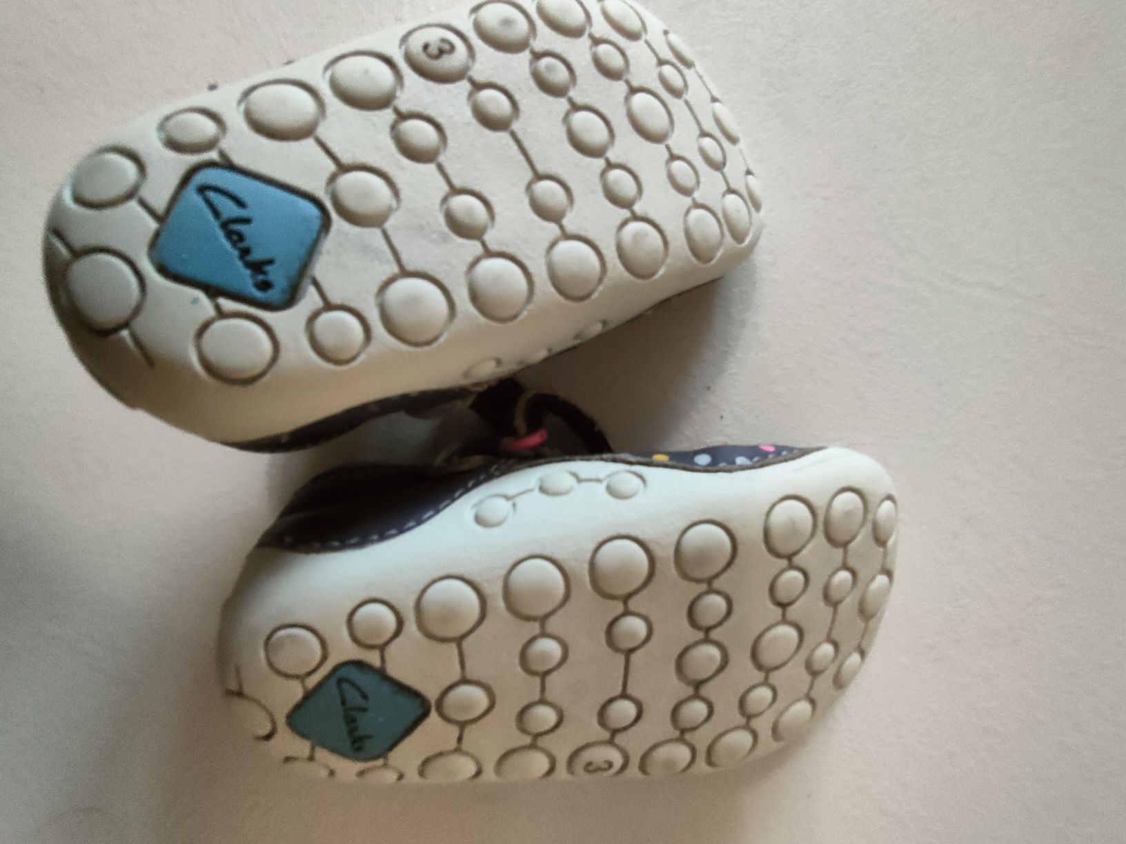 Sandały, buty niemowlęce zapinane na rzepy .