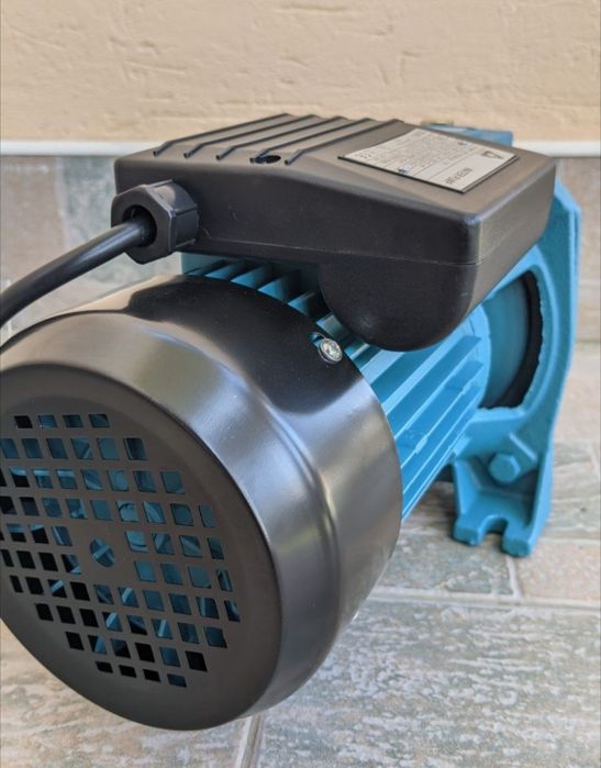 Поверхневий чугунний центробіжний насос.