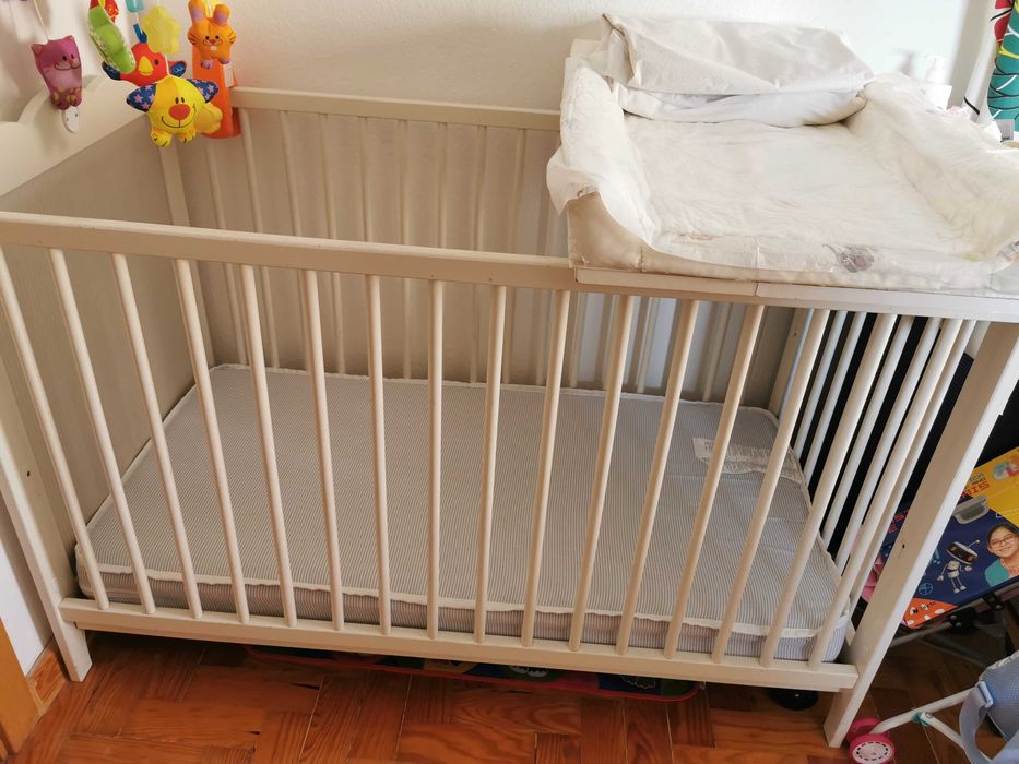 Berço ikea, colchão e troca-fraldas