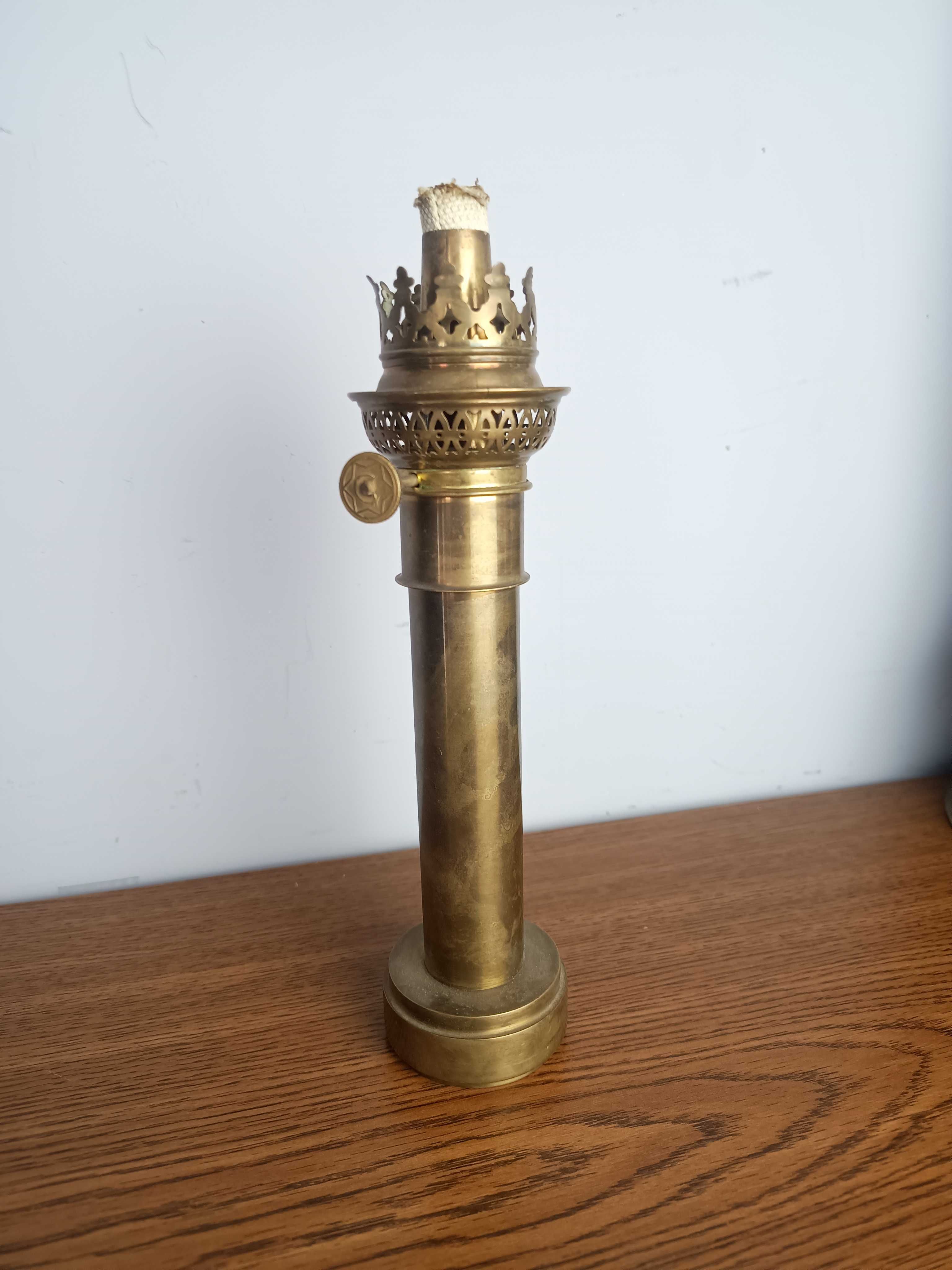 Stara mosiężna lampa naftowa