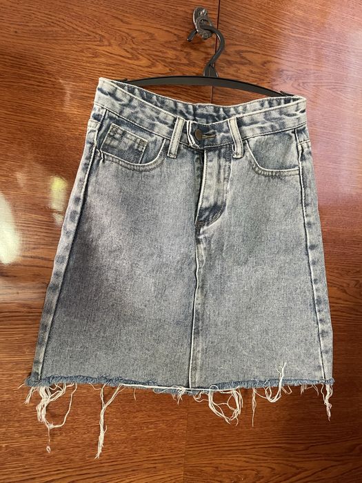 Блакитна джинсова спідниця з необробленим краєм