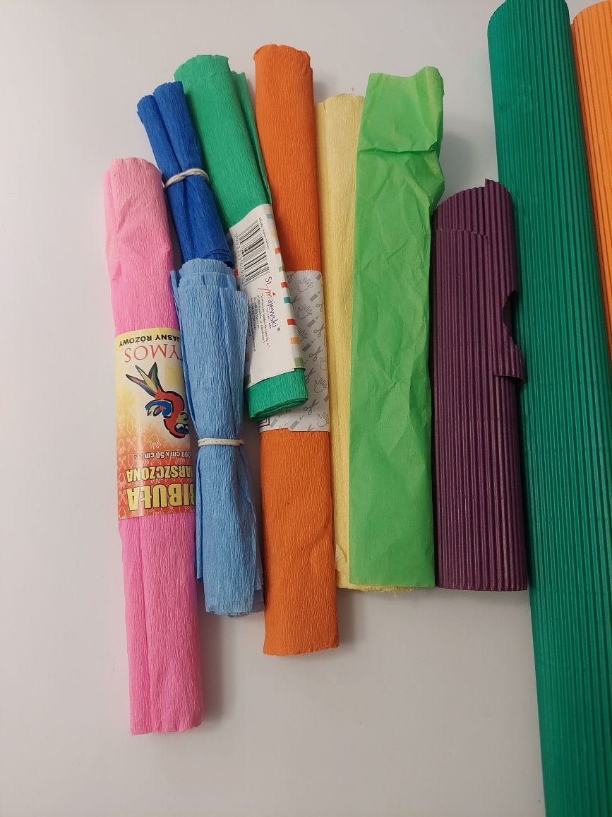 Zestaw bibuł, papierów i pompony. Kreatywne przybory. Cena za całość