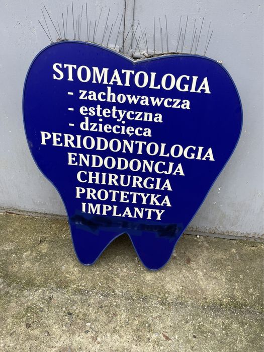 Reklama świetlna w kształcie zęba
