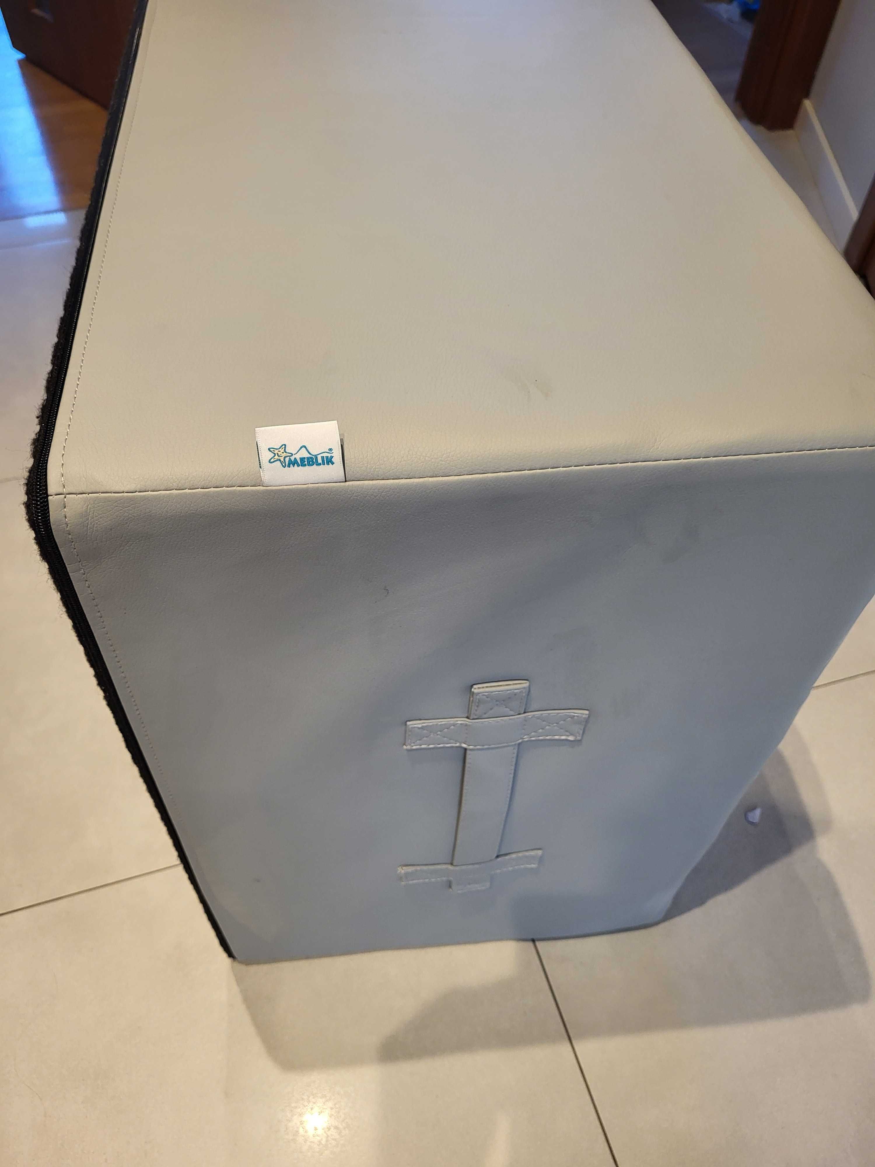 Pufa koloru szarego z funkcją spania z firmy Meblik 60x60.