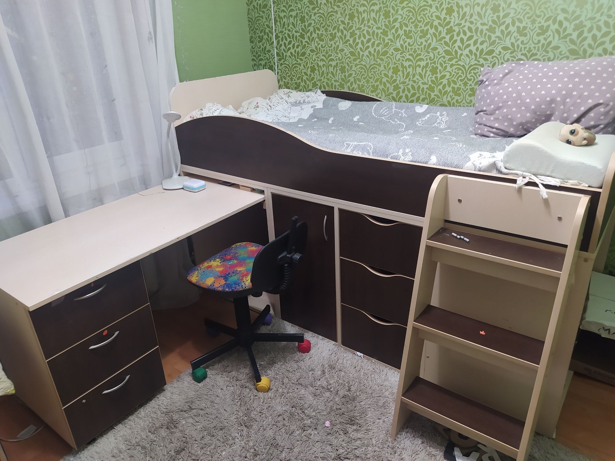 Кровать чердак со столом, домиком и шкафом