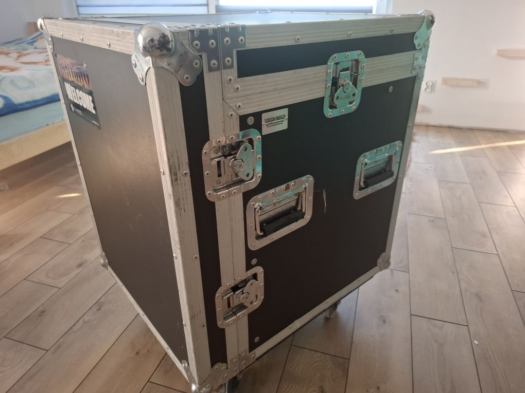 Case z procesorami i equalizerem Beringher