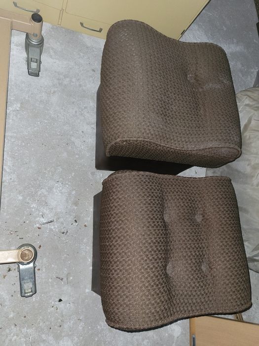 Stół z pufami w zestawie