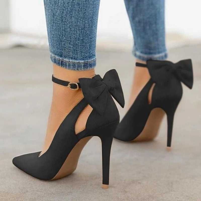 Sapatos salto alto com laço