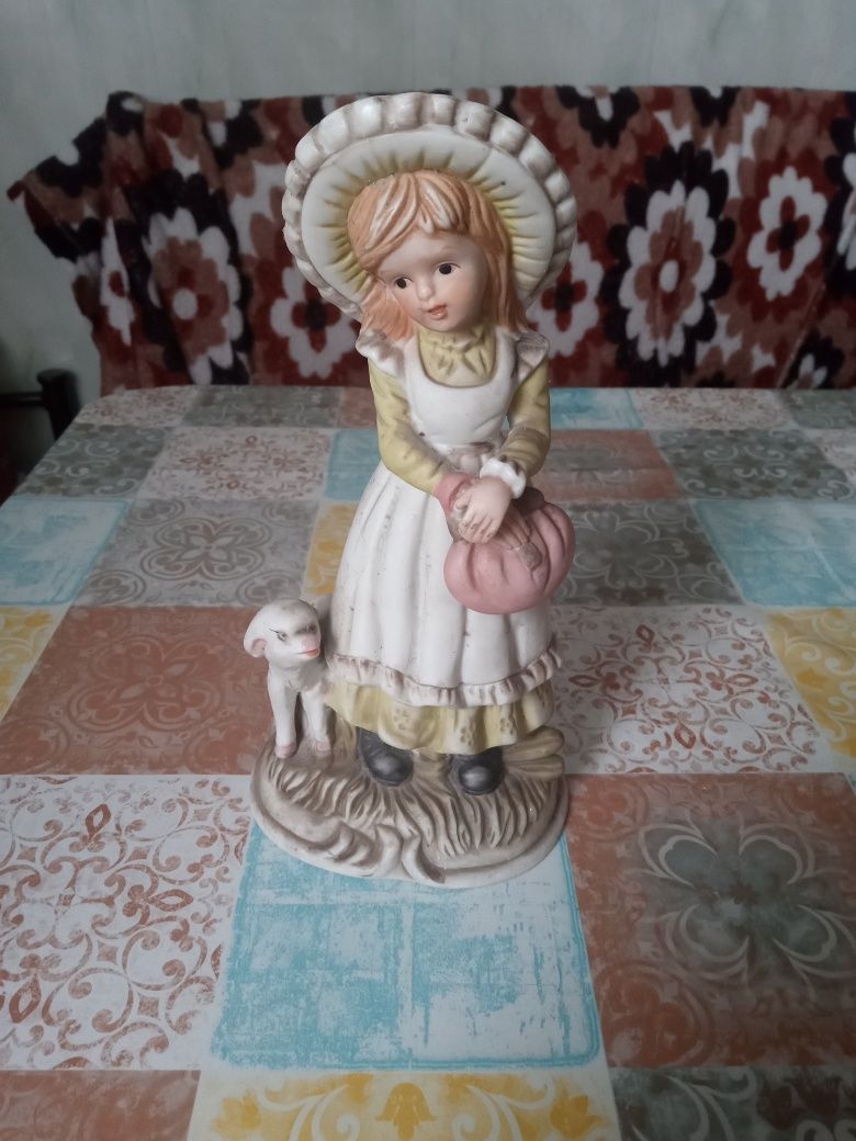 Figurka dziewczynki z owieczką porcelana