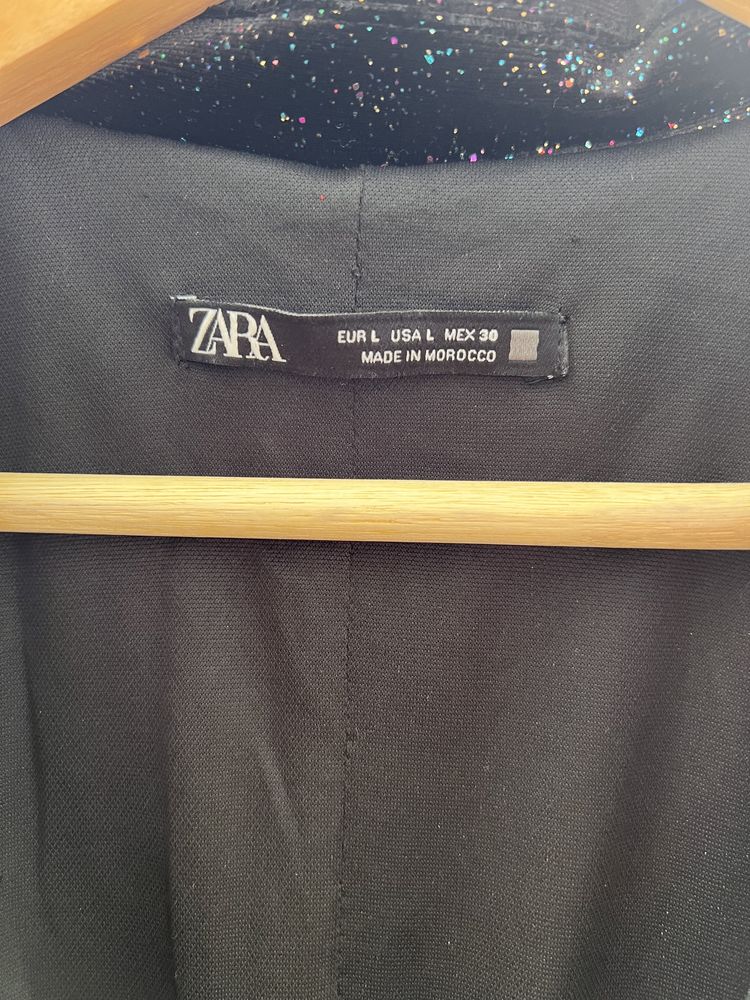 Vestido Zara em veludo brilhante com enchumaços/ombreiras