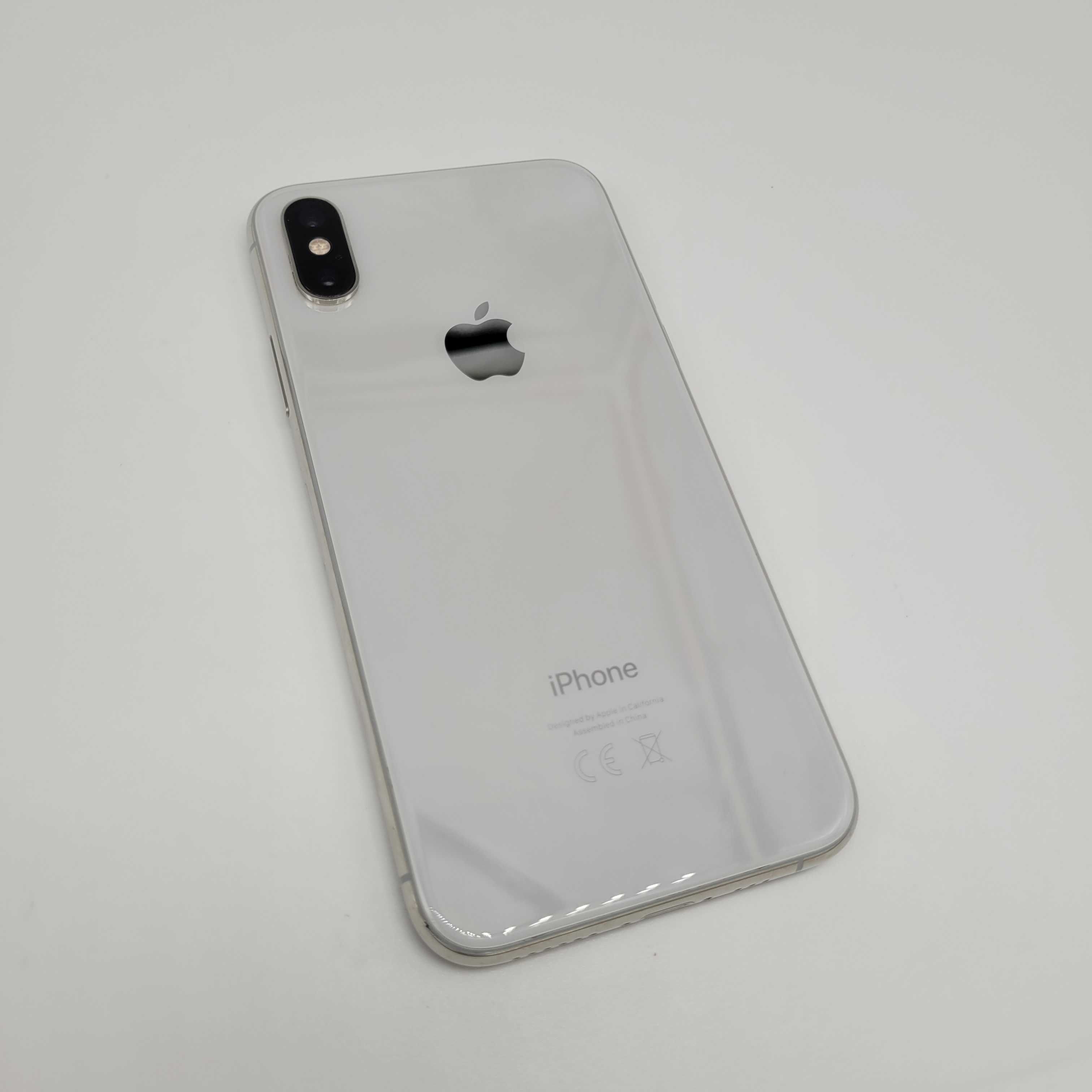 Продам телефон IPhone Xs Silver 256Gb +оригінальні навушники+26 чохлів