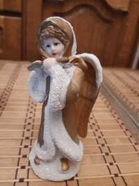 Figurka anioła grającego na flecie