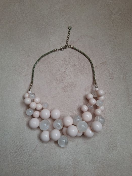 Naszyjnik z bladoróżowymi kulami z Reserved