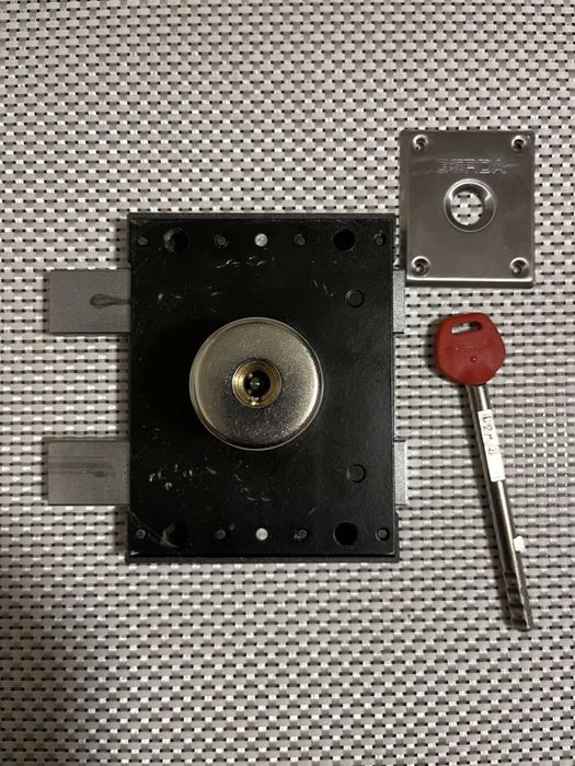 Замок накладний на двері Gerda