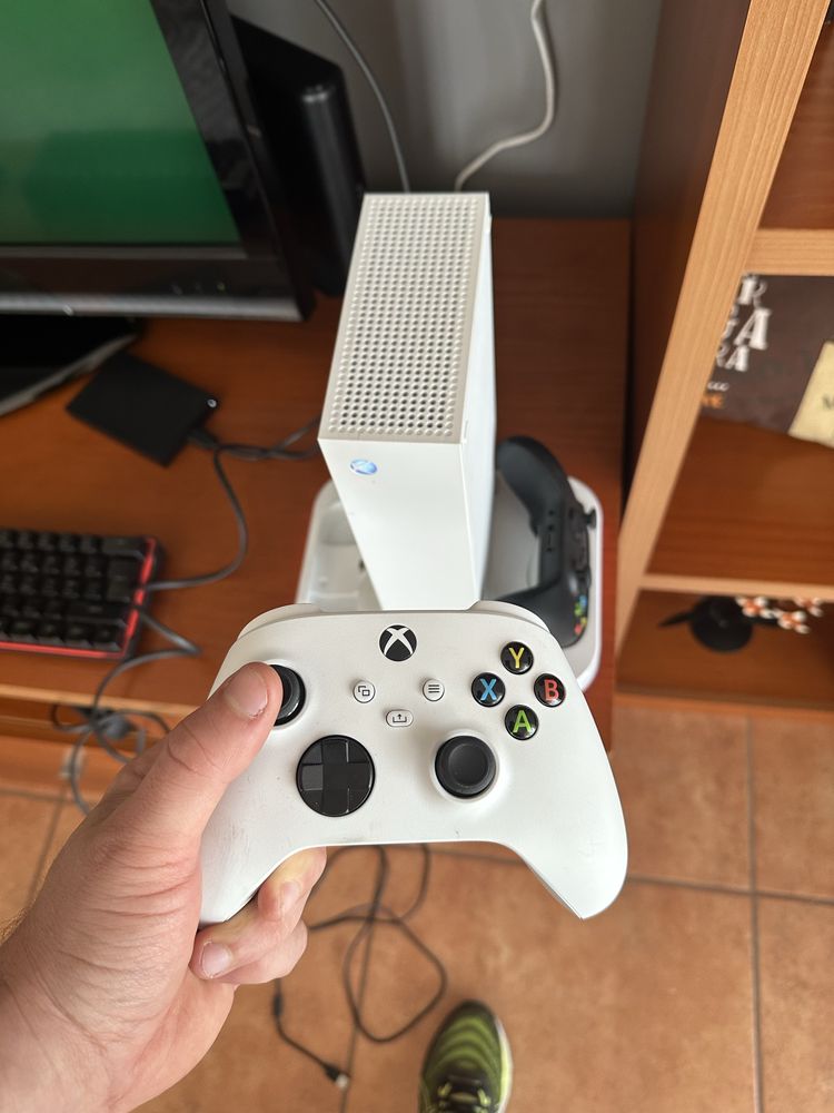 Xbox s + 2 comandos + 2 batereias + estação de carregamento + teclado