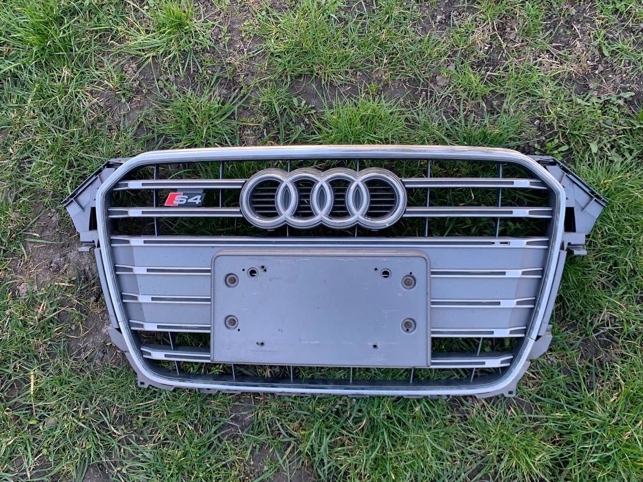 Решітка в бампер радіатора решетка Audi A4 S4 b8 rest 2012 оригінал