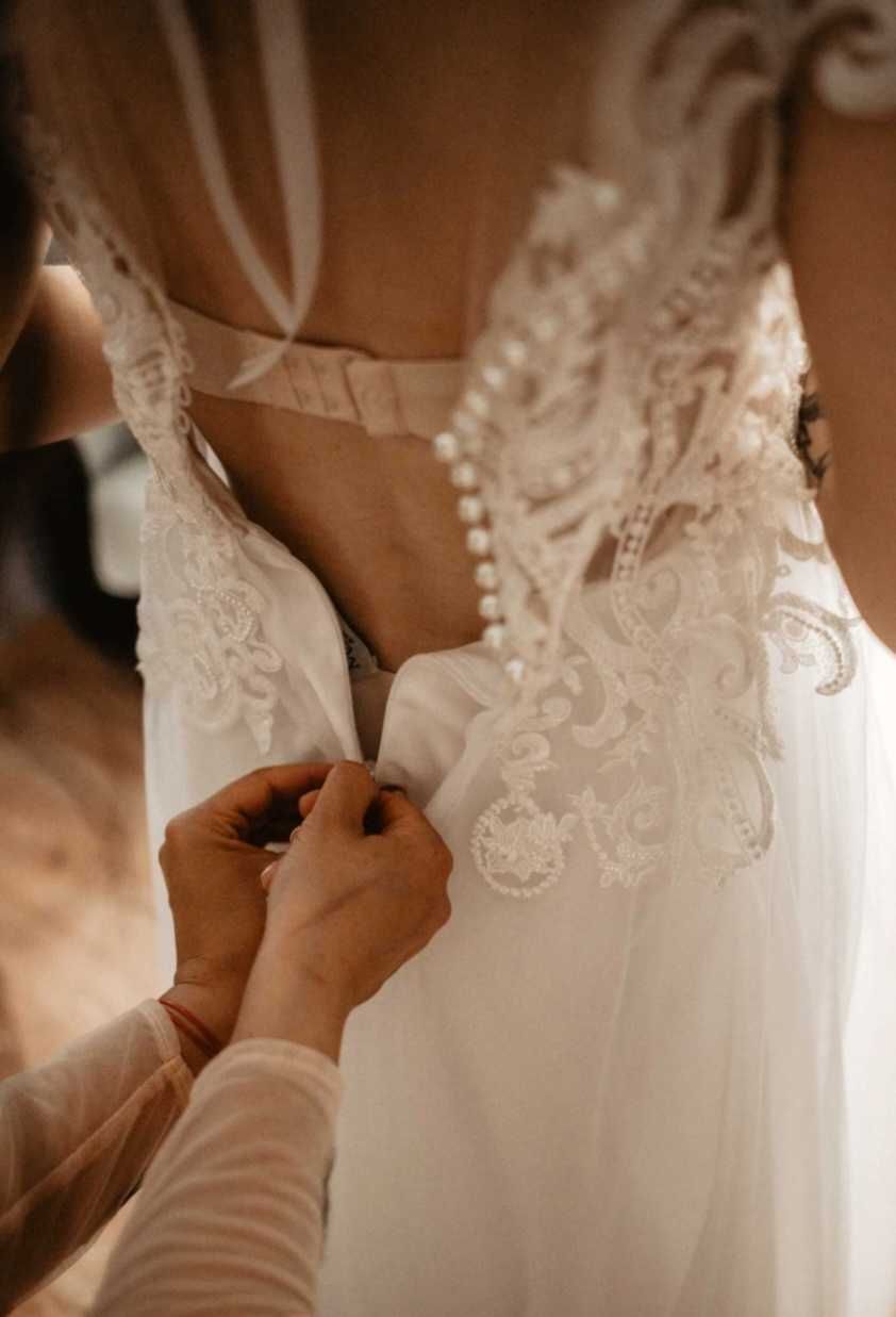 Piękna suknia ślubna (może być ciążowa) koronkowa i tiulowa
