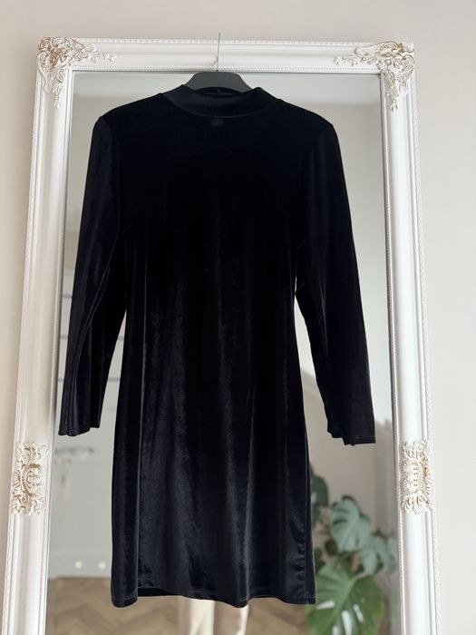 Czarna welurowa sukienka z wycięciem na plecach