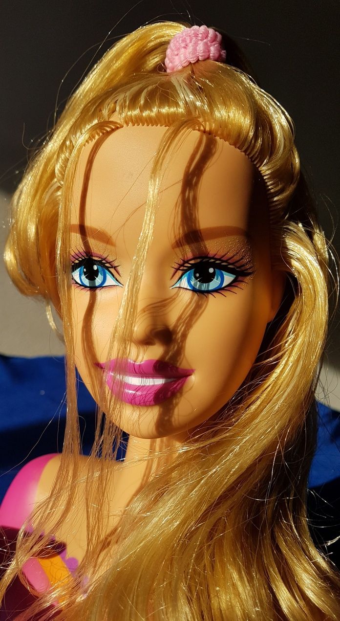 Boneca Barbie com cabelos compridos