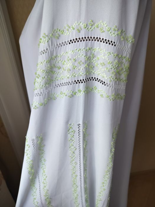 Жіноча шифонова вишиванка з салатовим бісером та поясом