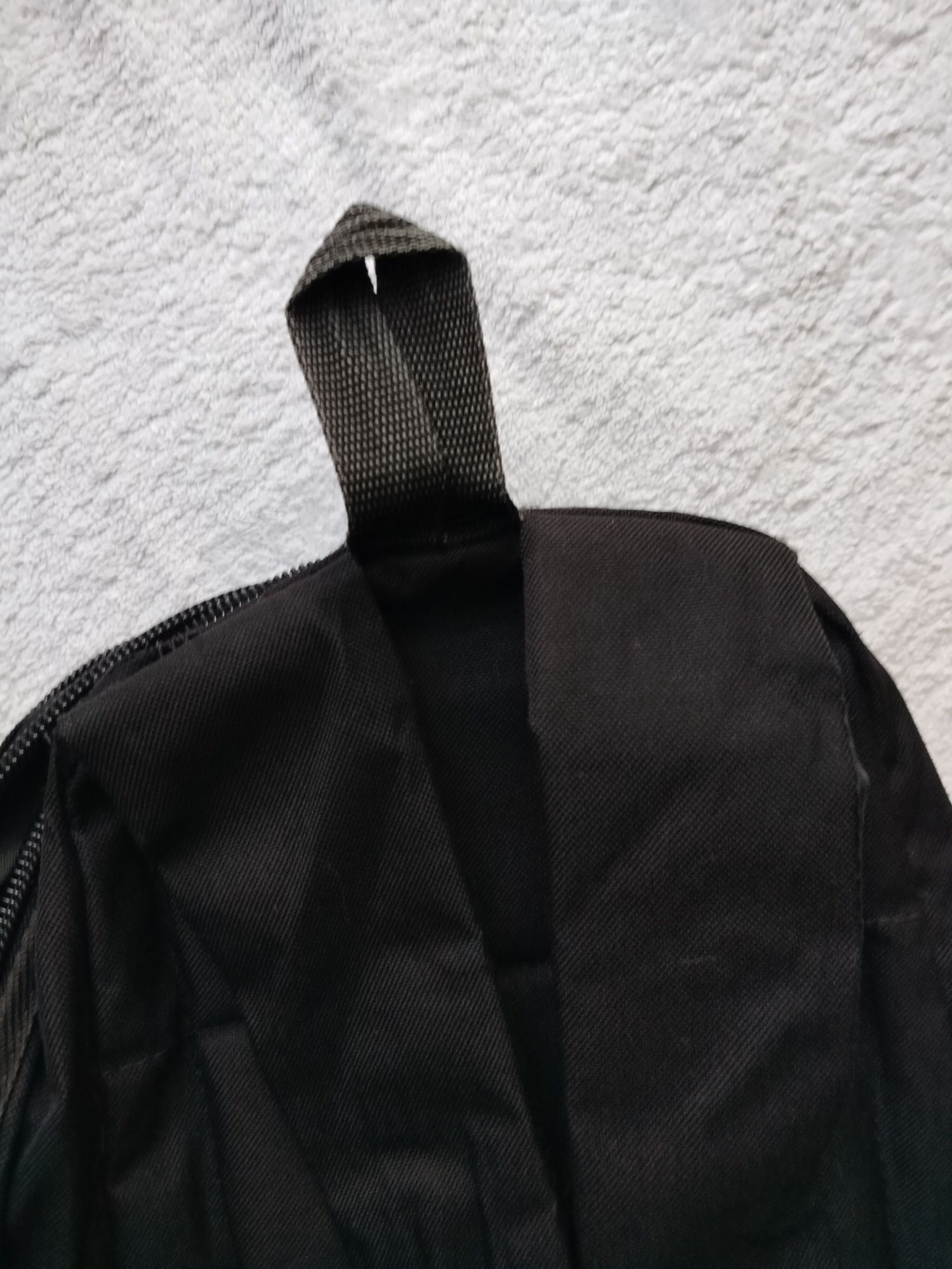 Czarny plecak z niebieskim wzorem
