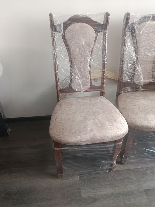 Стільці та столи для кухні та вітальні