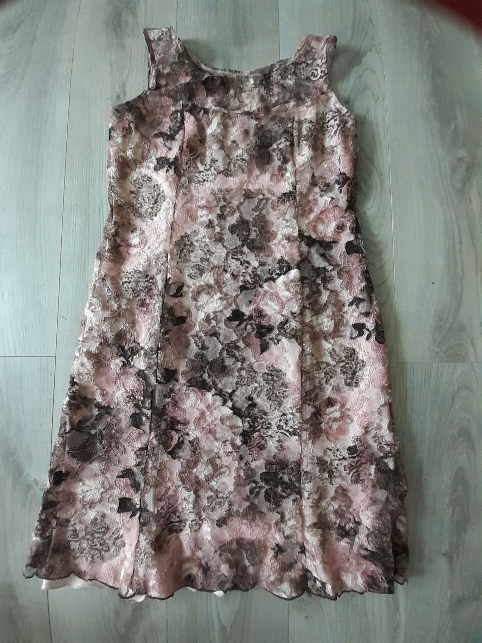 Elegancka koronkowa sukienka na różne okazje