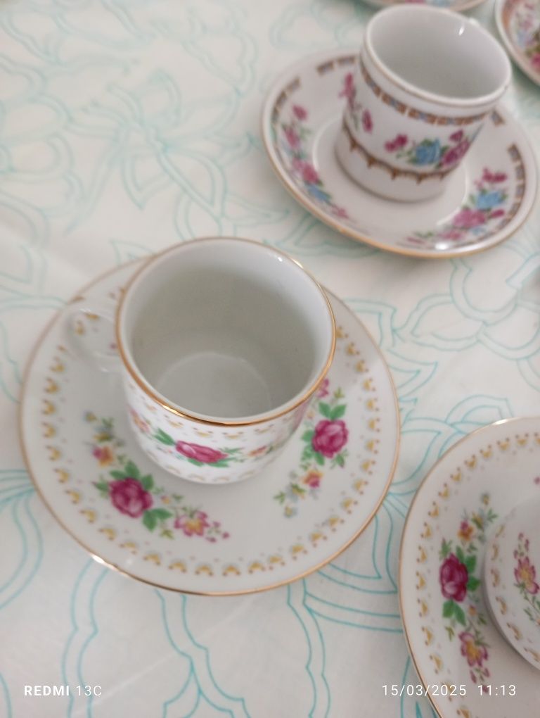 Conjunto de sete chávenas de café antigas