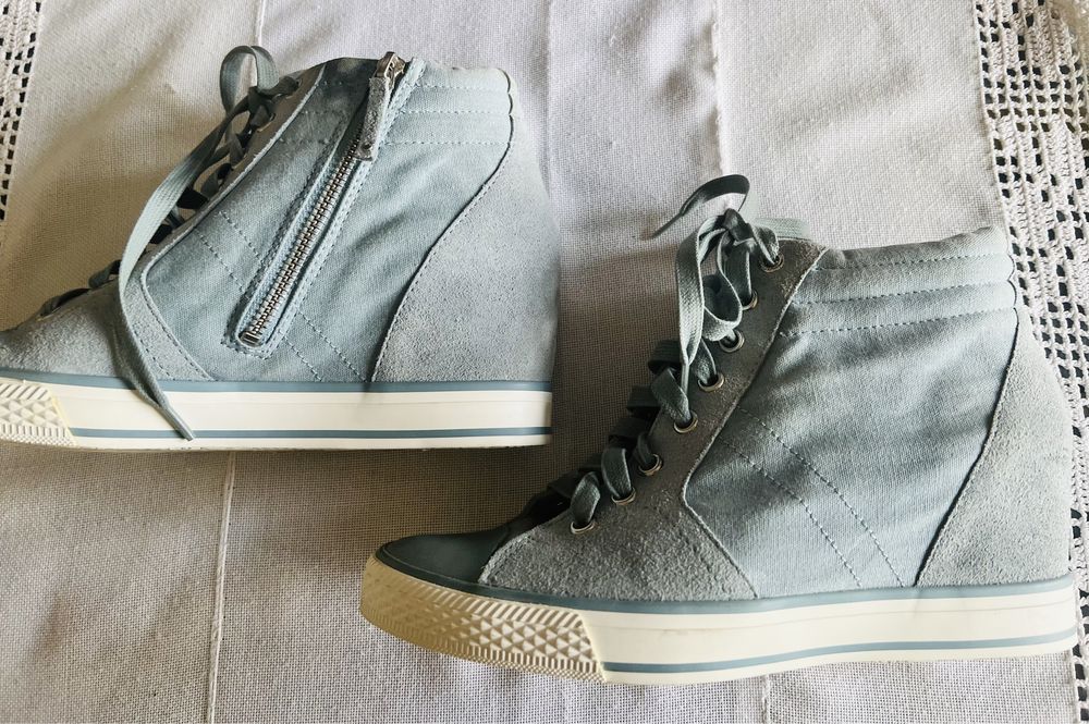 Donna Karan. Sneakersy z ukrytym koturnem. 39