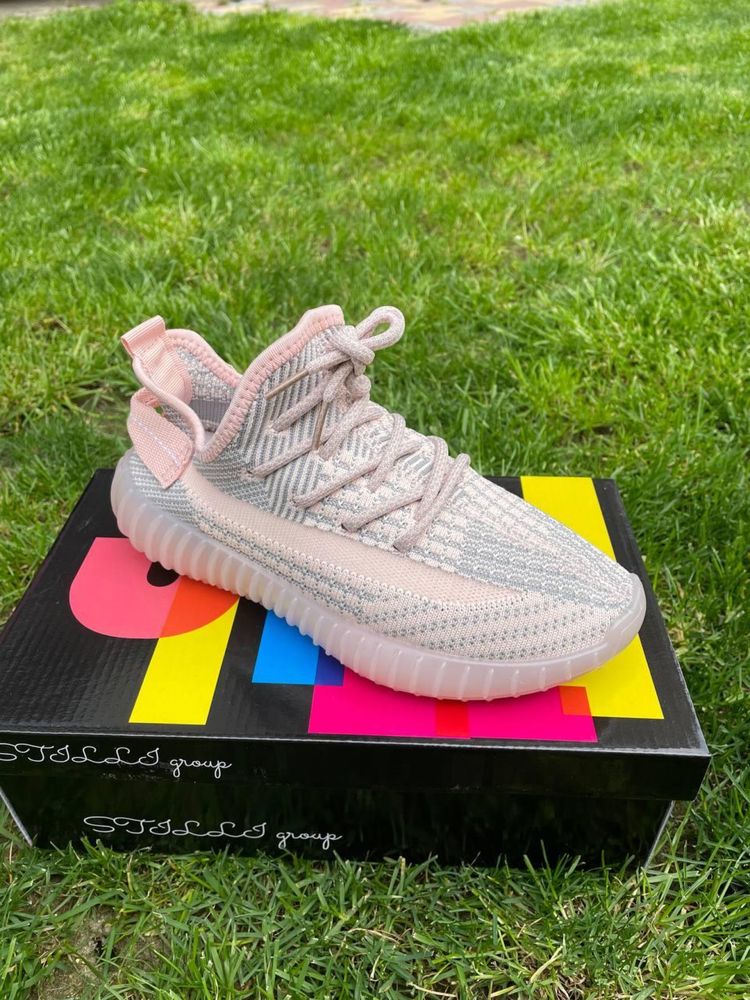 Жіночі кросівки adidas YEEZY BOOST