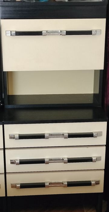 Cama casal com mesas de cabeceira