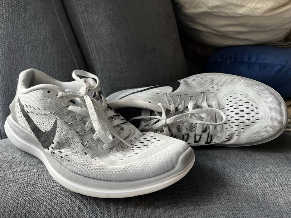 Szare buty sportowe nike