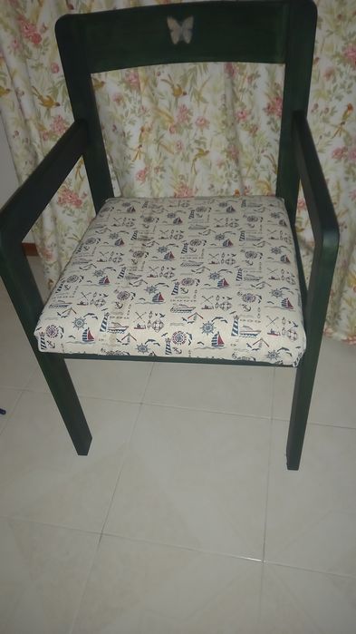 Cadeirão em madeira de pinho pintado de verde,em excelente estado. 
As