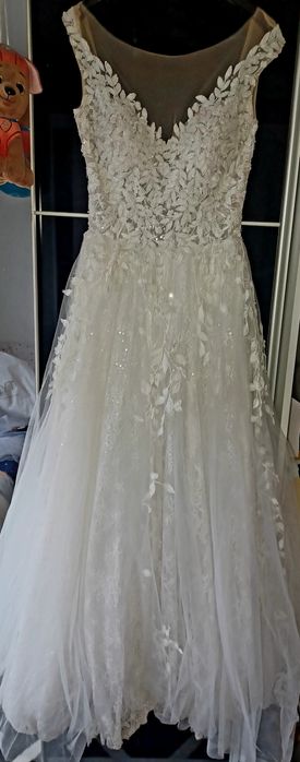 Błyszcząca księżniczkowa suknia ślubna