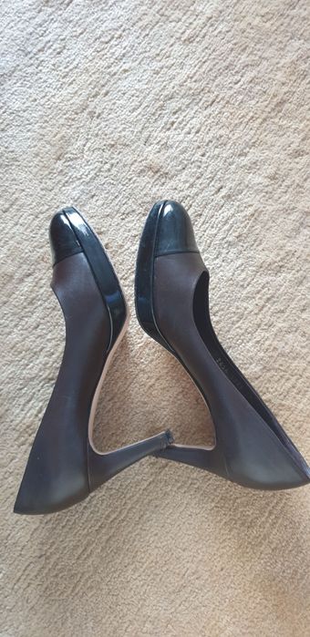 Sapatos em dois  tons, tamanho 37,5