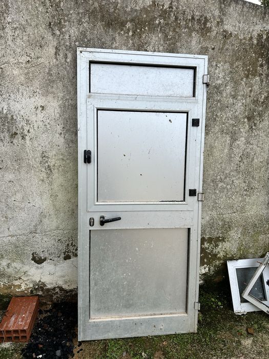 Porta de Aluminio completa com postigo