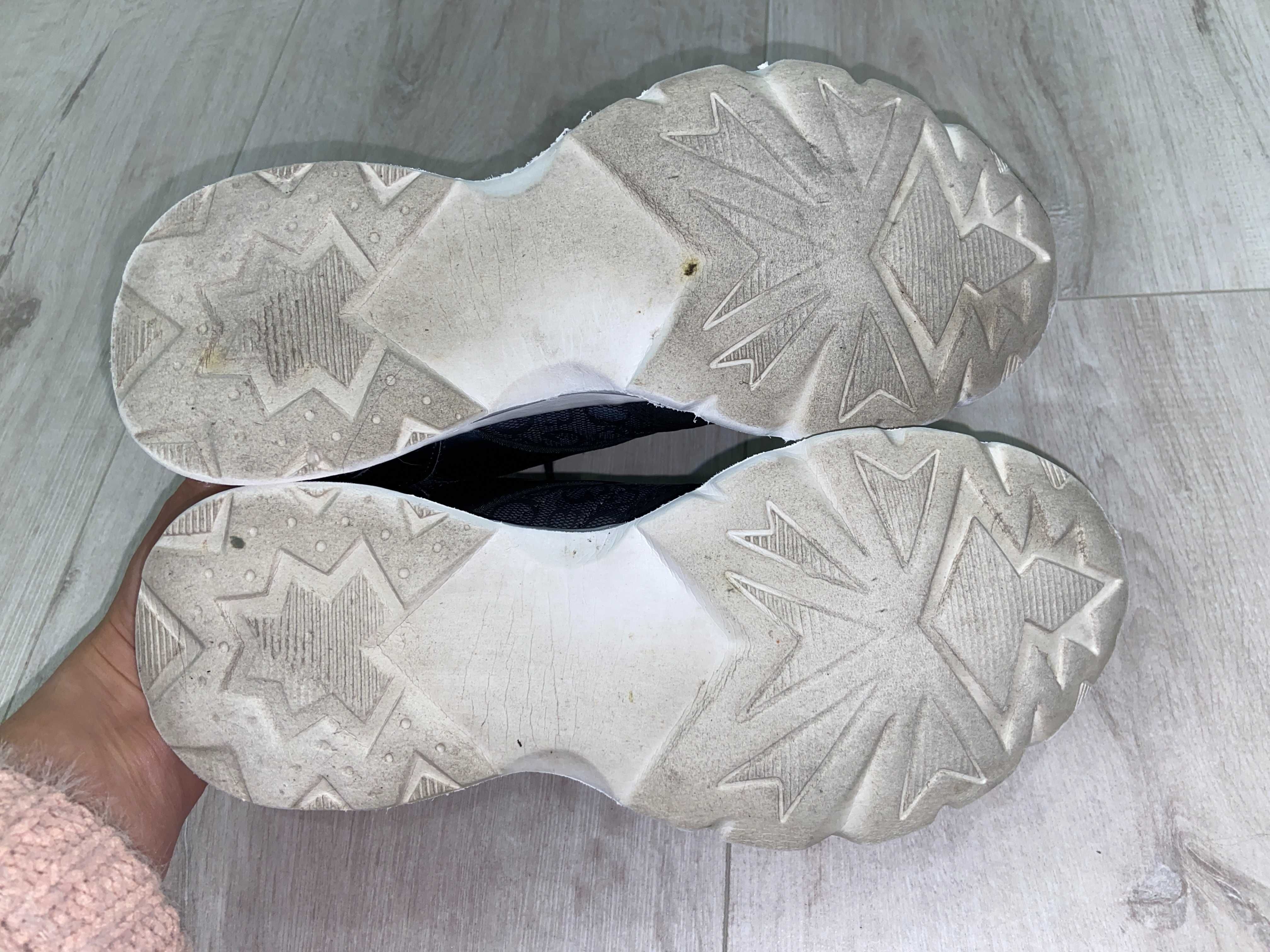 Легкі кросівки Guess, оригінал, р-р 38, устілка 24,5 см