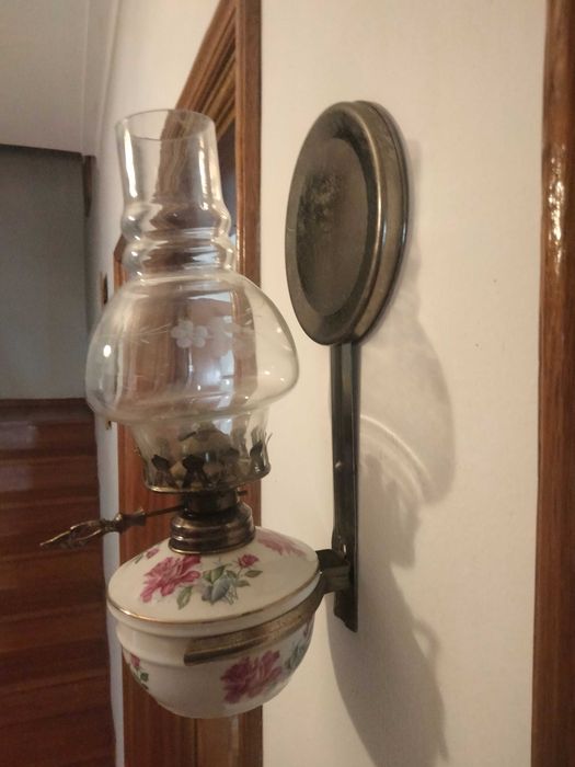 Candeeiro aplique a petróleo vintage novo.