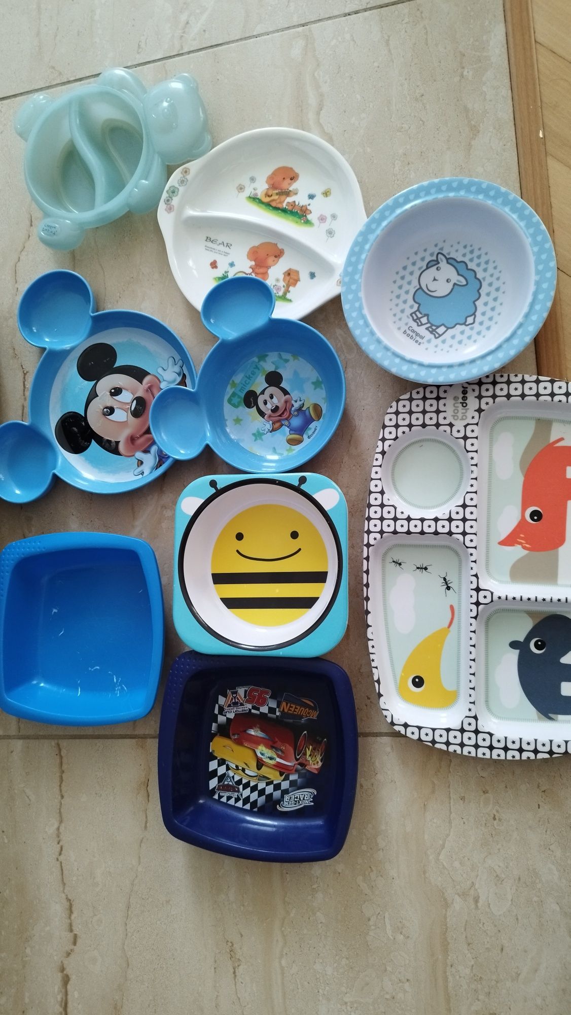 Plastikowe naczynia dla dziecka i torba do wózka