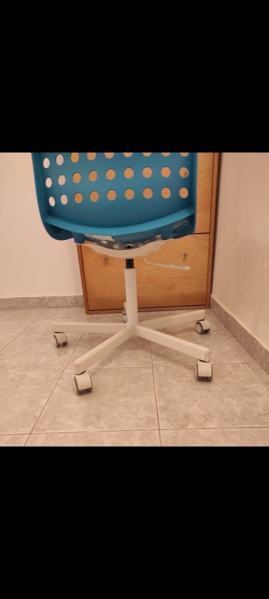 Cadeira giratória skalberg/sporren do IKEA azul e branco , bom estado