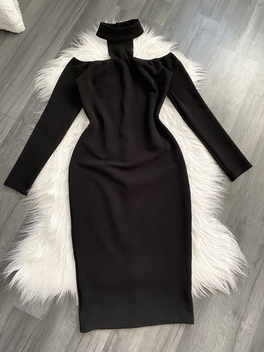 Caris Closet czarna sukienka z chokerem suknia