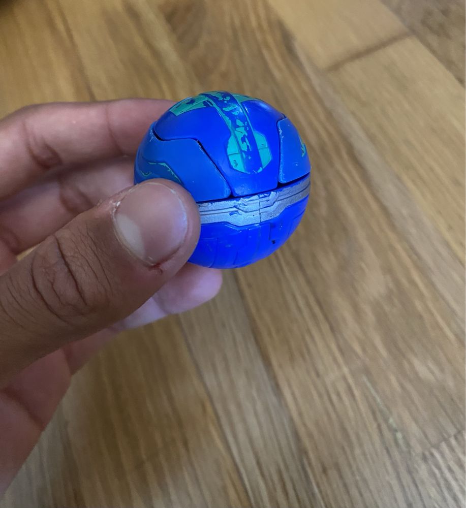 Brinquedo que abre quando bate no chão