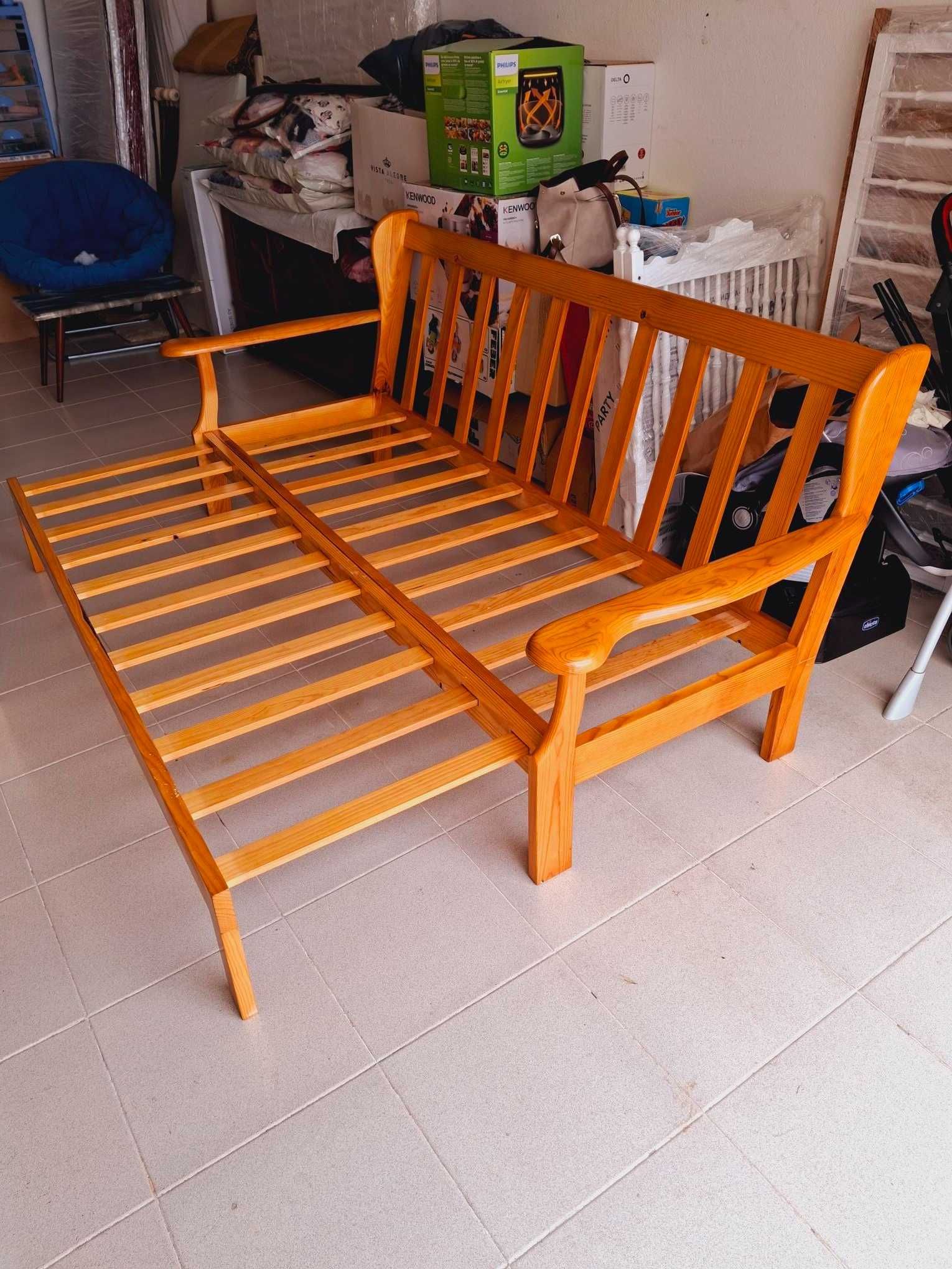 Conjunto de sofás estilo praia, estrutura em madeira com almofadas