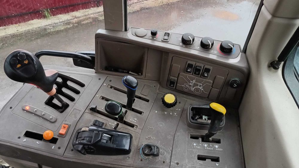 Ciągnik John Deere 6130 z ładowaczem John Deere