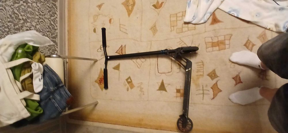 Продаю трюковий самокат(або по запчпстинам) бу не деребан.