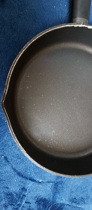 Sprzedam patelnia 20 a 24 cm średnica