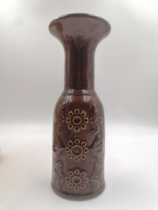 Ciekawy ceramiczny wazon z oryginalna naklejką